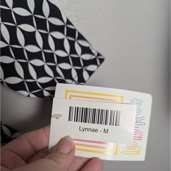 LuLaRoe Lynnae Black & White Geometric Graphic Long Sleeve Swing Tunic Top M - Picture 3 of 4